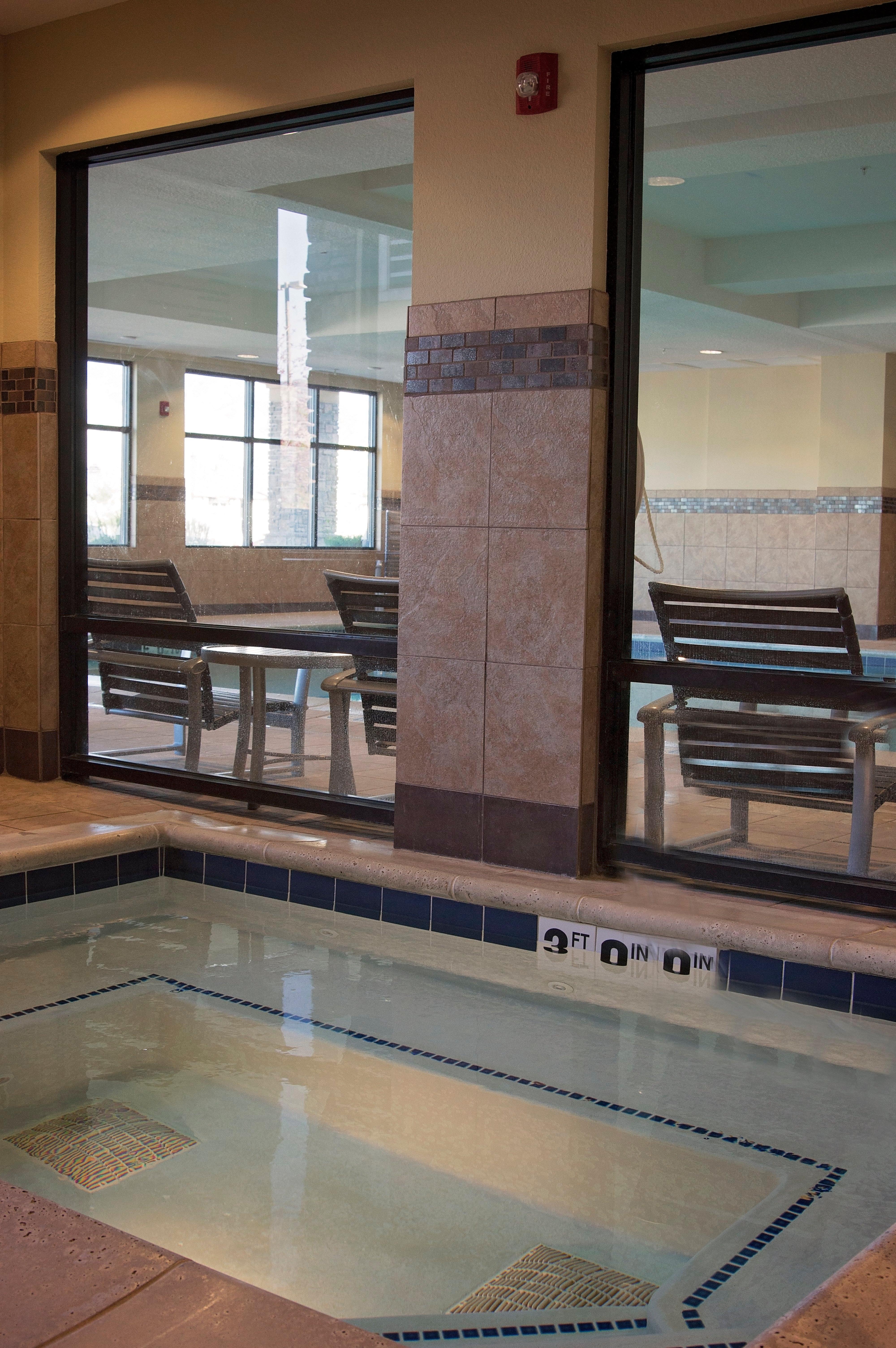Holiday Inn Express & Suites Logan By Ihg Luaran gambar